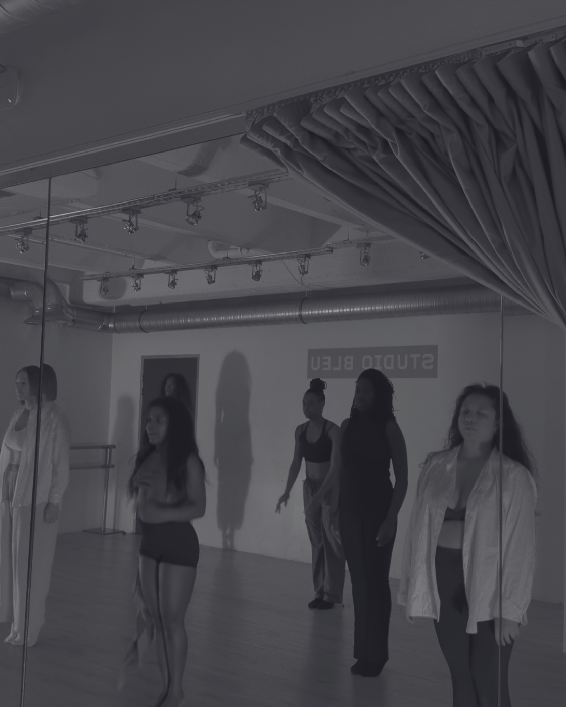 Des participantes debout, les yeux fermés, pendant le moment d’ancrage en début de séance